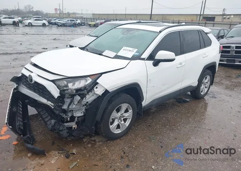 2021 Toyota Rav4 Xle z USA, uszkodzony, nr VIN 2T3W1RFV3MC141694